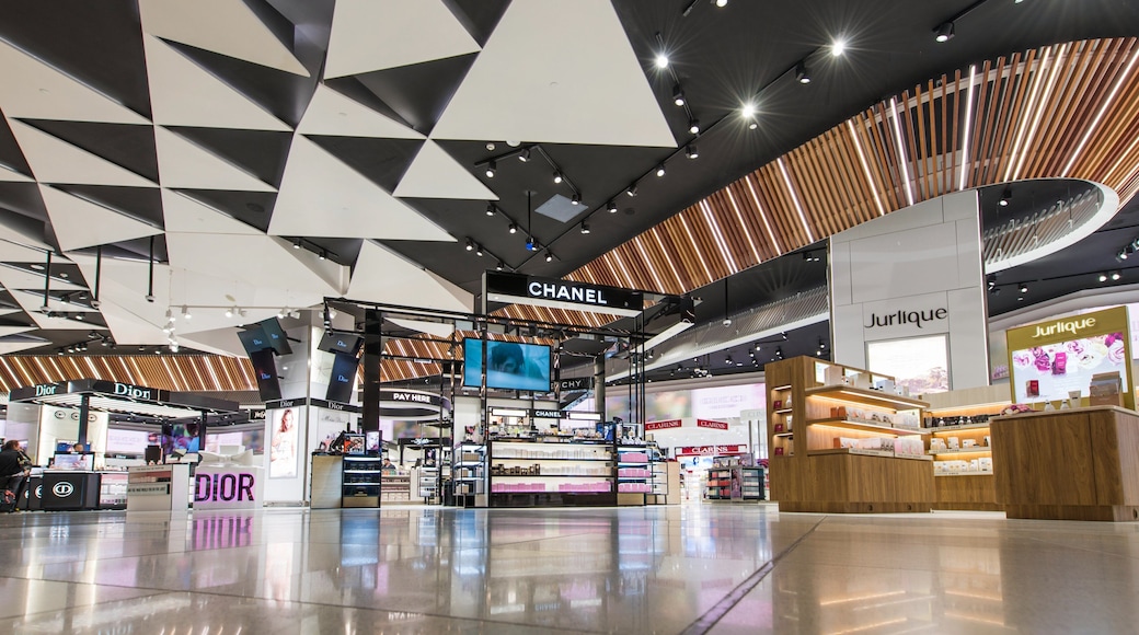 Melbourne, VIC showing shopping and interior views