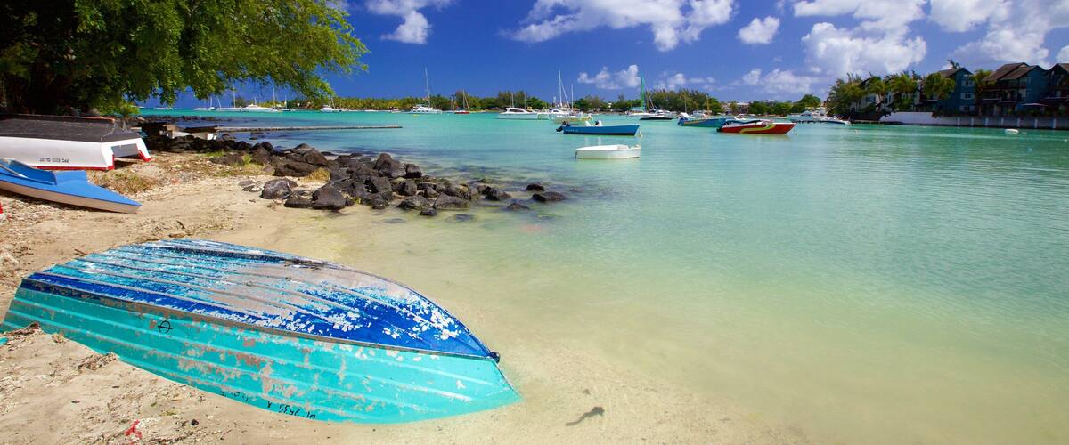 Grand Bay ofreciendo paseos en lancha y una playa