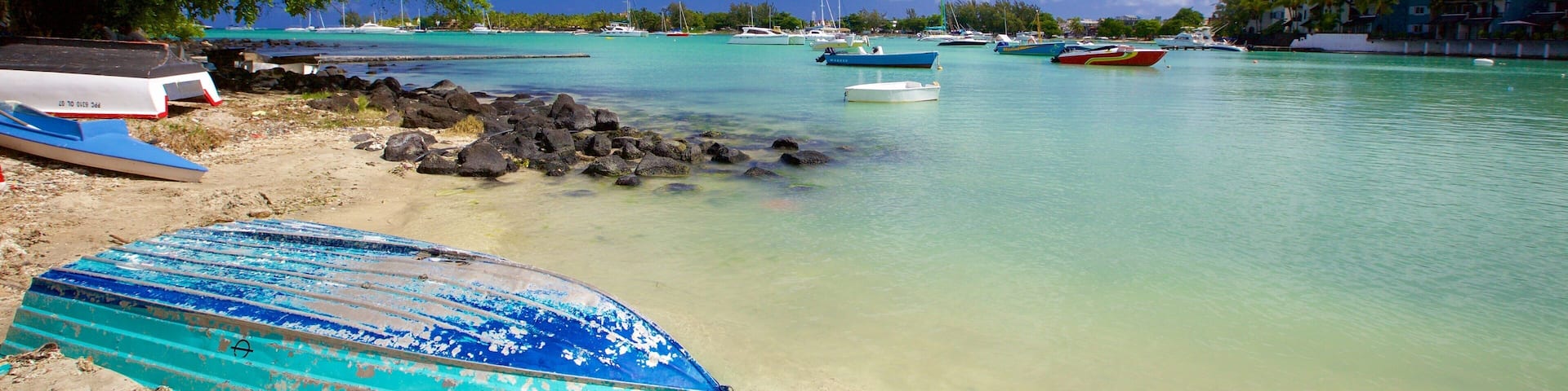 グランド湾 表示 砂浜 と ボート