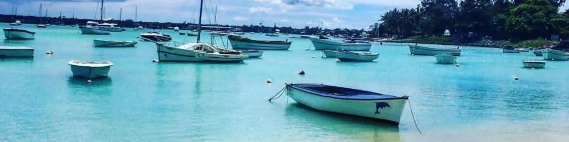 Planning an amazing and relaxing vacation? You will be amazed by what you will find in #Mauritius, like this peaceful #beach #LifeAtExpedia #BeachTips