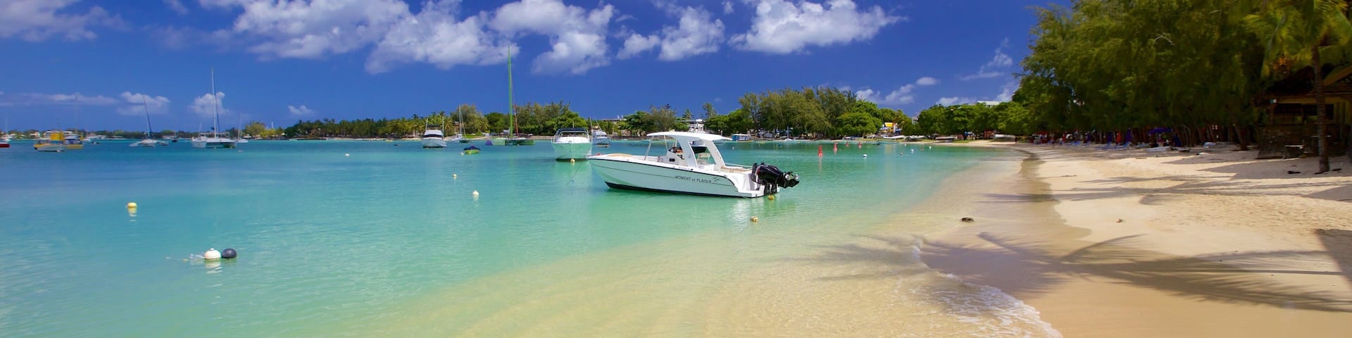 Grand Bay som inkluderar en strand och bÄtkörning