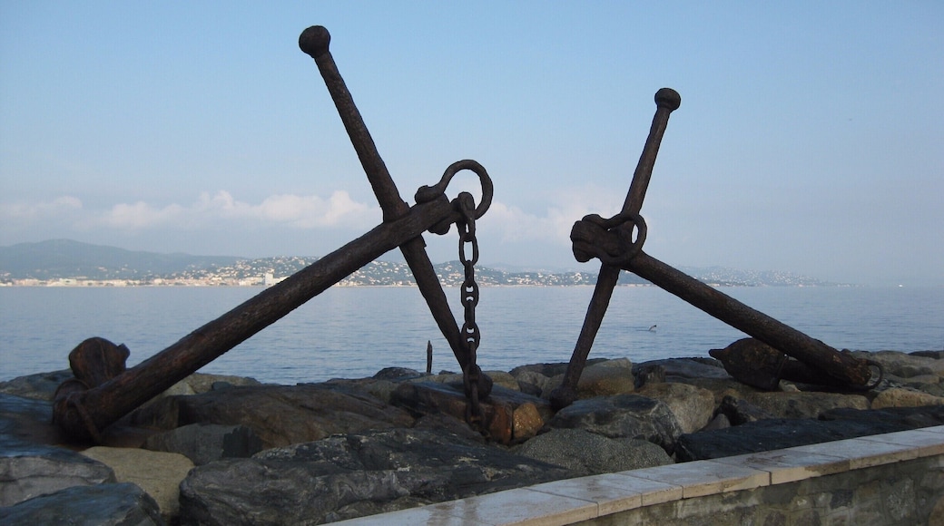 Large anchors located by the port walls built to protect the city.
-2015