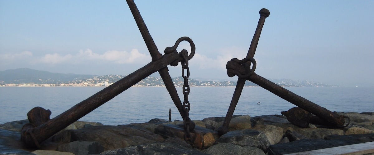 Large anchors located by the port walls built to protect the city.
-2015
