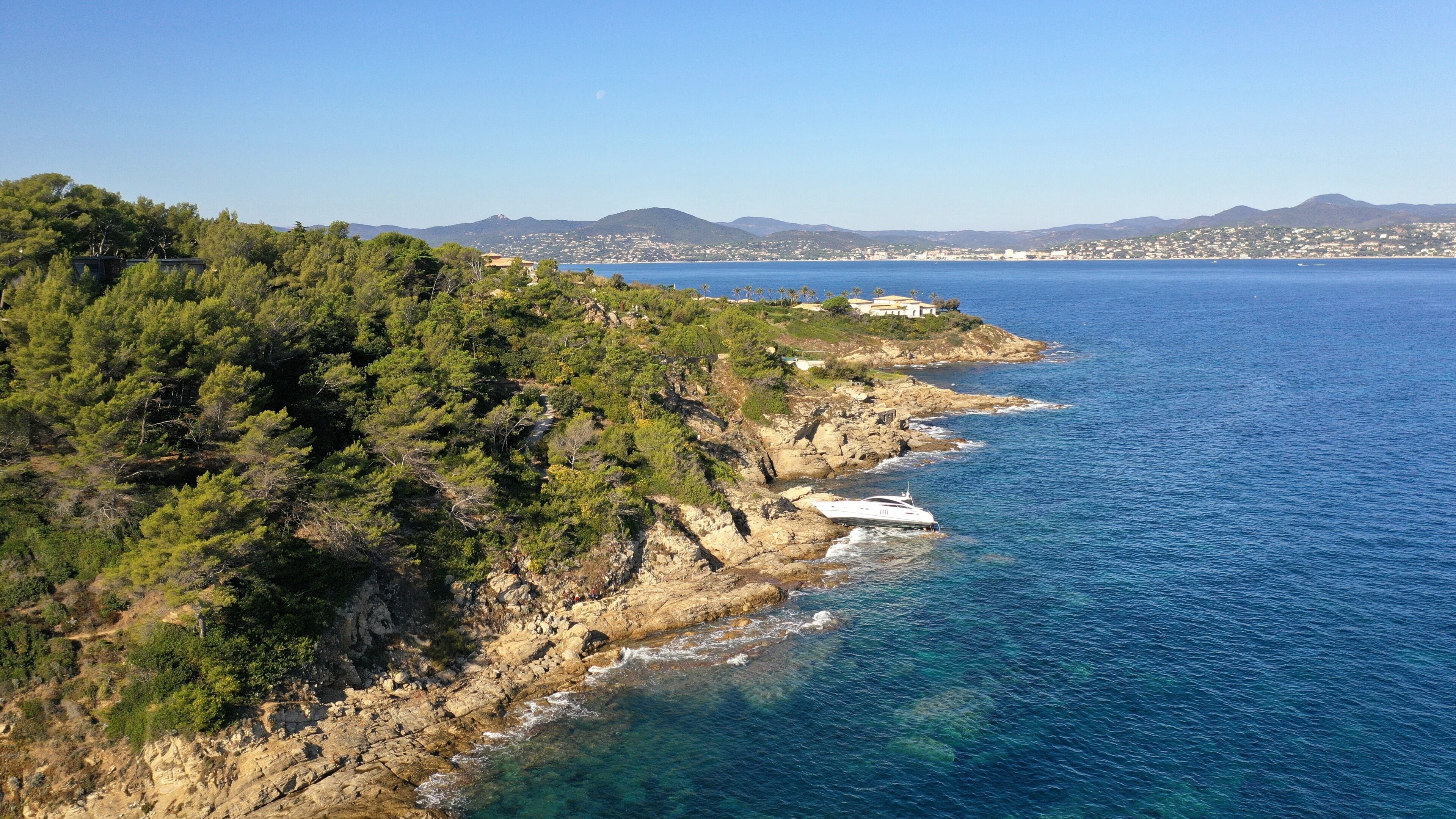 survol de la presqu'ile de Saint-Tropez dans le var, Provence et sud de la France