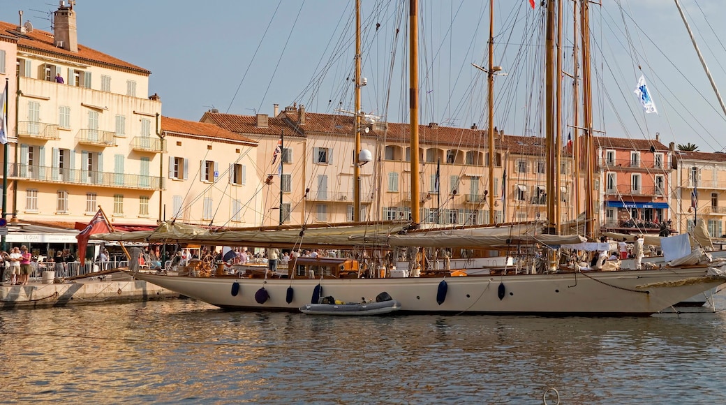 Port de saint-tropez en méditerranée dans le sud de la France