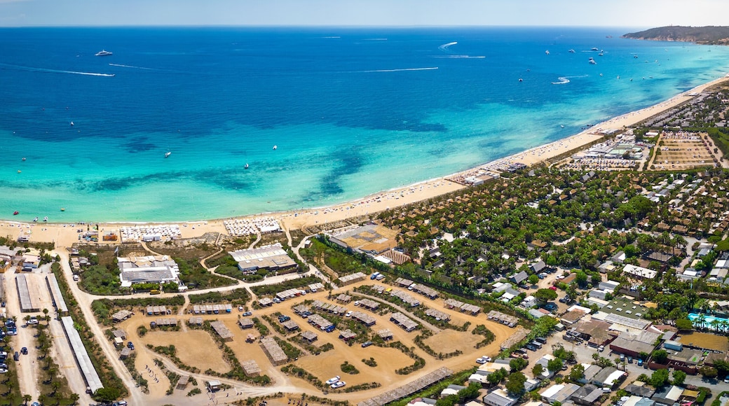 Photo aérienne de la plage de Pampelonne à Ramatuelle dans le Golfe de Saint-Tropez dans le Var.