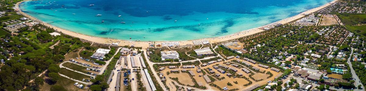 Photo aérienne de la plage de Pampelonne à Ramatuelle dans le Golfe de Saint-Tropez dans le Var.