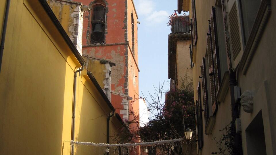 Walking the streets to the church topped with a bell tower which can be seen from the port.
-2015