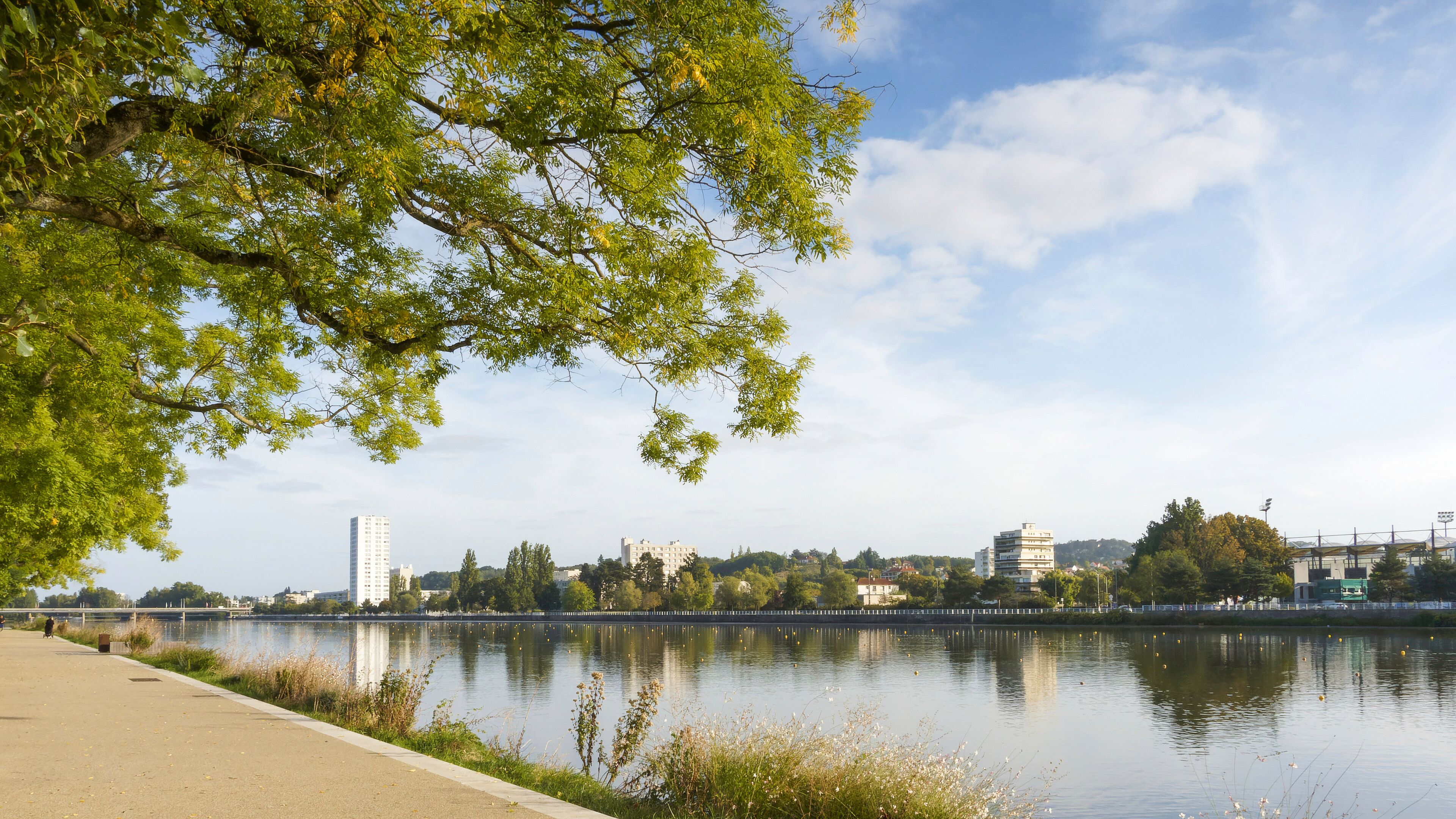 Vichy au fil de l'Allier.Vue panoramique du Lac d'Allier depuis la rive gauche. Du Pont de l'Europe à la cité des Ailes jusqu'au Stade Louis Darragon  sur la rive droite