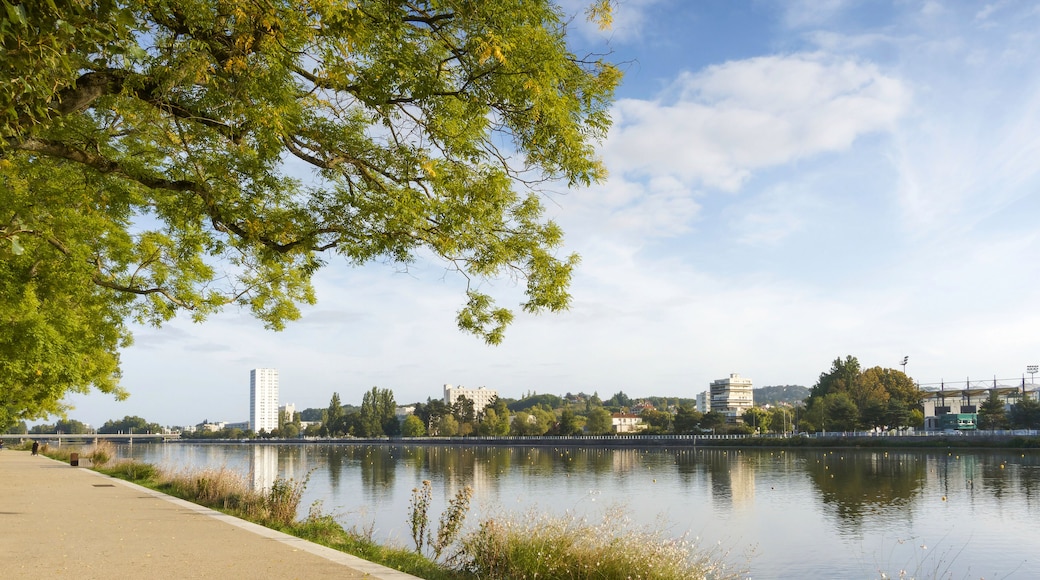Vichy au fil de l'Allier.Vue panoramique du Lac d'Allier depuis la rive gauche. Du Pont de l'Europe à la cité des Ailes jusqu'au Stade Louis Darragon sur la rive droite