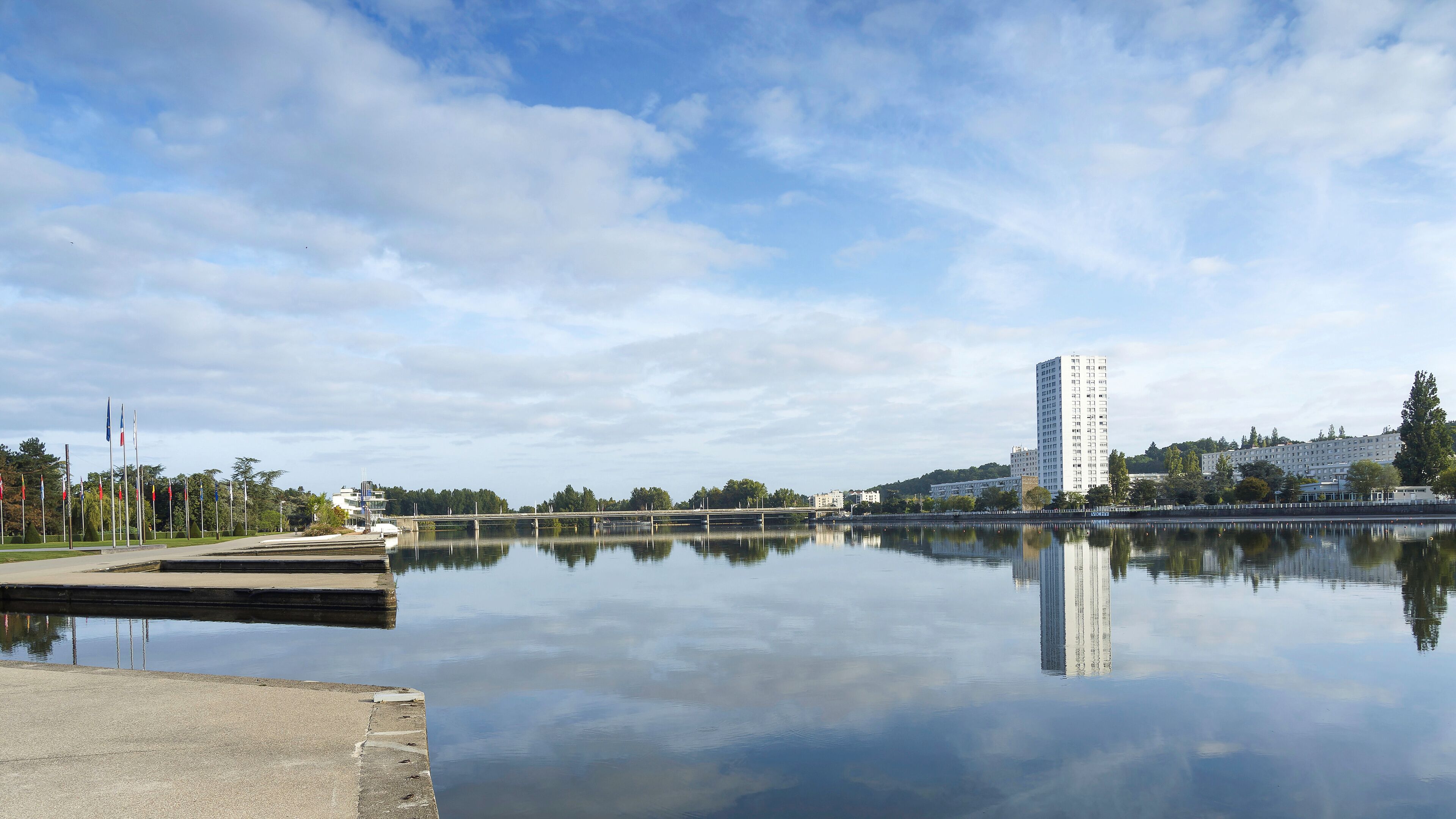 Vichy au fil de l'Allier. Vue sur le Pont de l'Europe entre la rive gauche du lac d'Allier, le Palais du lac, la Tour des Juges et l'Esplanade et la cité des Ailes sur la rive droite
