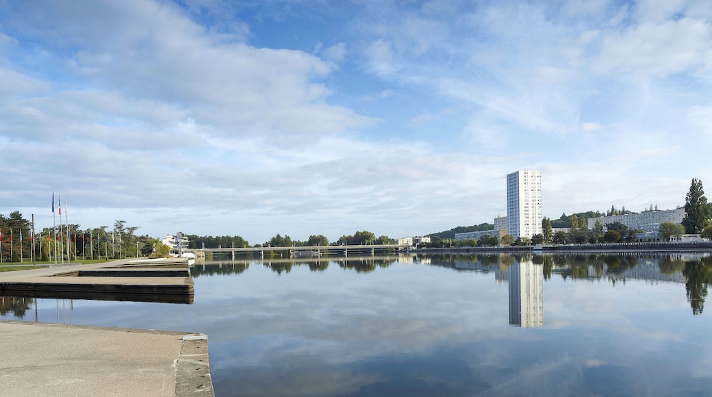 Vichy au fil de l'Allier. Vue sur le Pont de l'Europe entre la rive gauche du lac d'Allier, le Palais du lac, la Tour des Juges et l'Esplanade et la cité des Ailes sur la rive droite