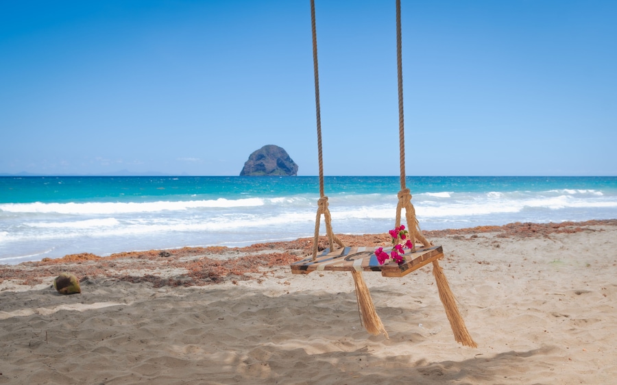 Balançoire de la plage du Diamant avec le rocher du Diamant, Martinique.