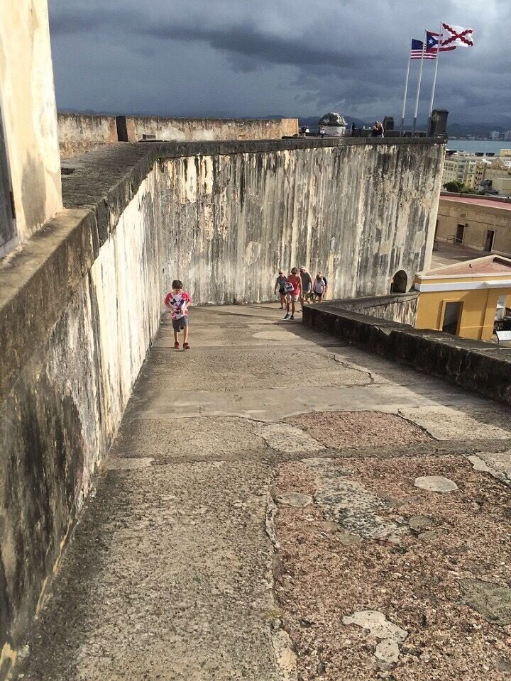 Sometimes hikes take you to the top of 16th century fortresses. Castillo Del Morro (San Felipe) in San Juan Puerto Rico is a trip back in time. Go on the day the approaching field is filled with kids flying kites. You won't be sorry. #takeahike
#troveontuesday
#urbanjungle