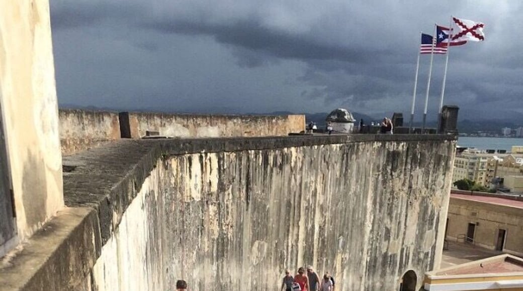 Sometimes hikes take you to the top of 16th century fortresses. Castillo Del Morro (San Felipe) in San Juan Puerto Rico is a trip back in time. Go on the day the approaching field is filled with kids flying kites. You won't be sorry. #takeahike
#troveontuesday
#urbanjungle