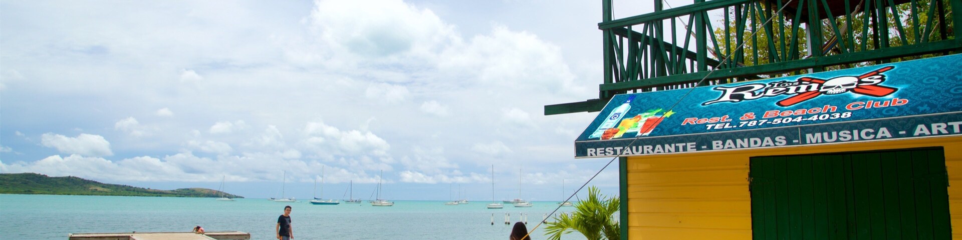 Un restaurante frente a la playa, con vistas al mar y a las embarcaciones.