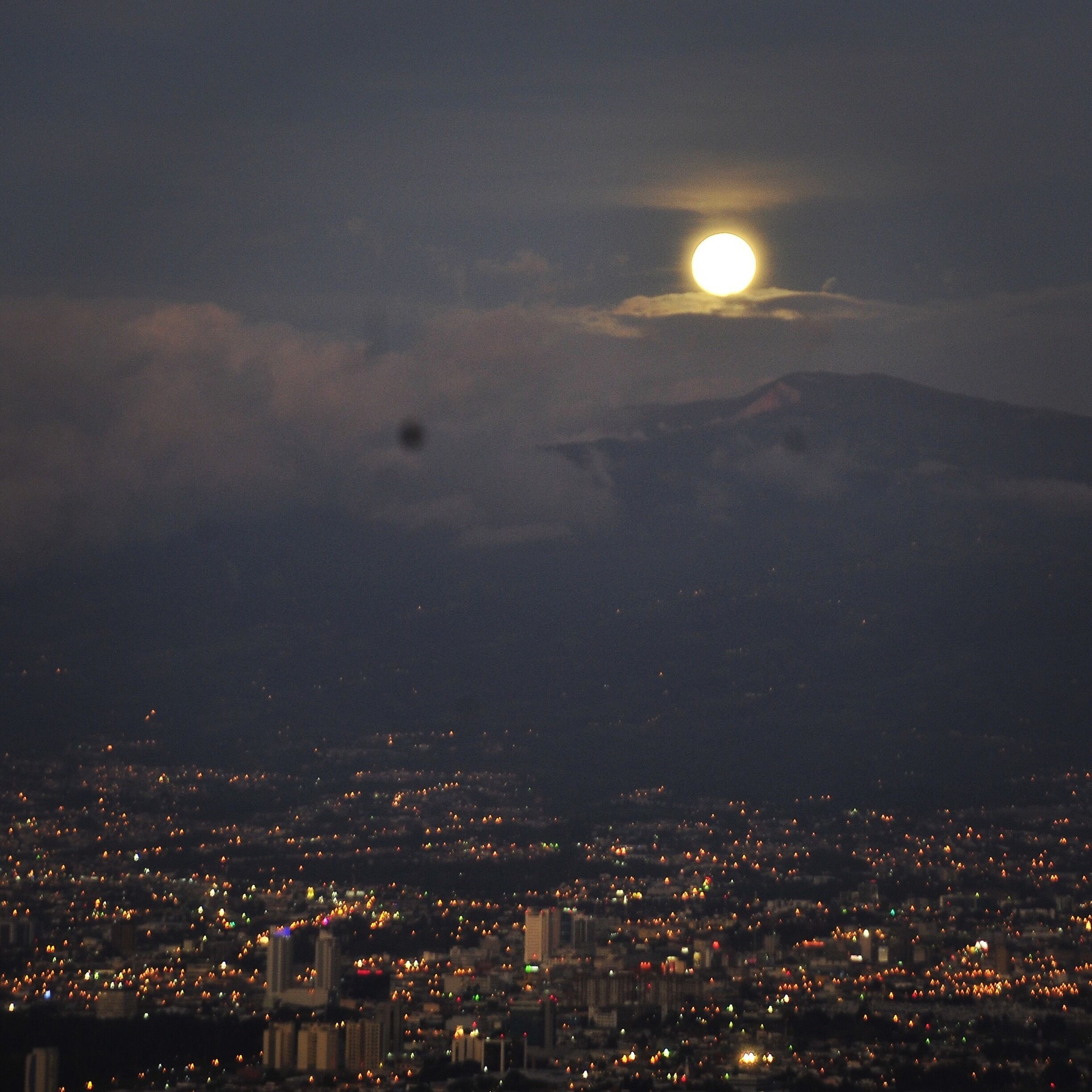 Moonrise. You usually never look at the other side Of the sunset. #moonrise #citylights San Jose view from above. Irazu Volcanoe on te back. 