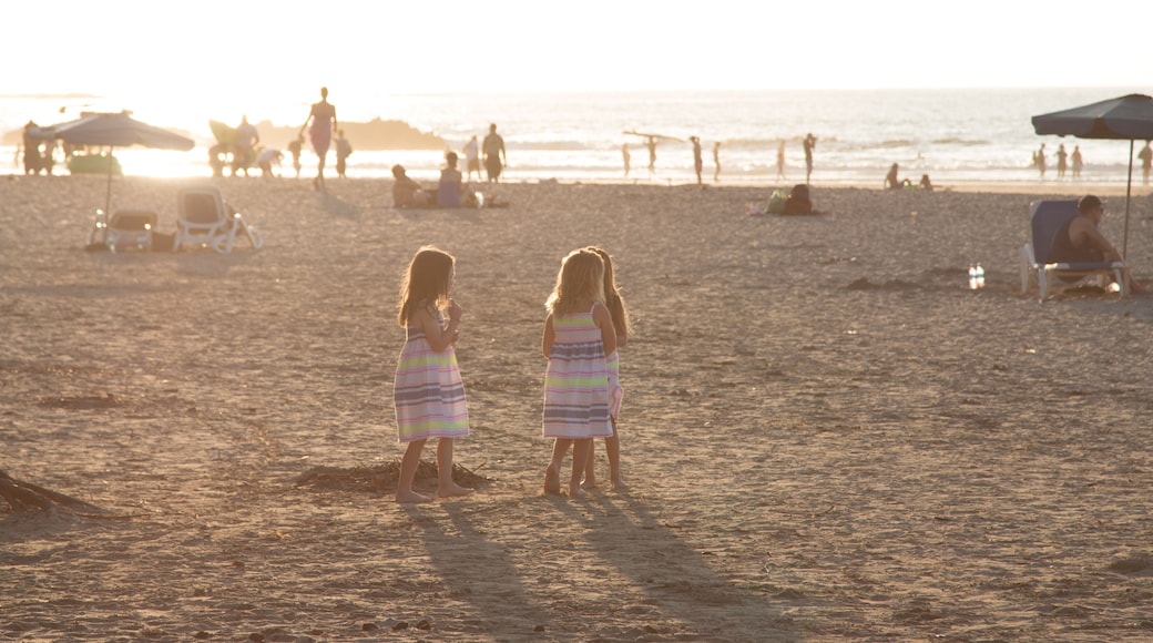 drei spielende Mädchen am Strand von Tamarindo in Costa Rica