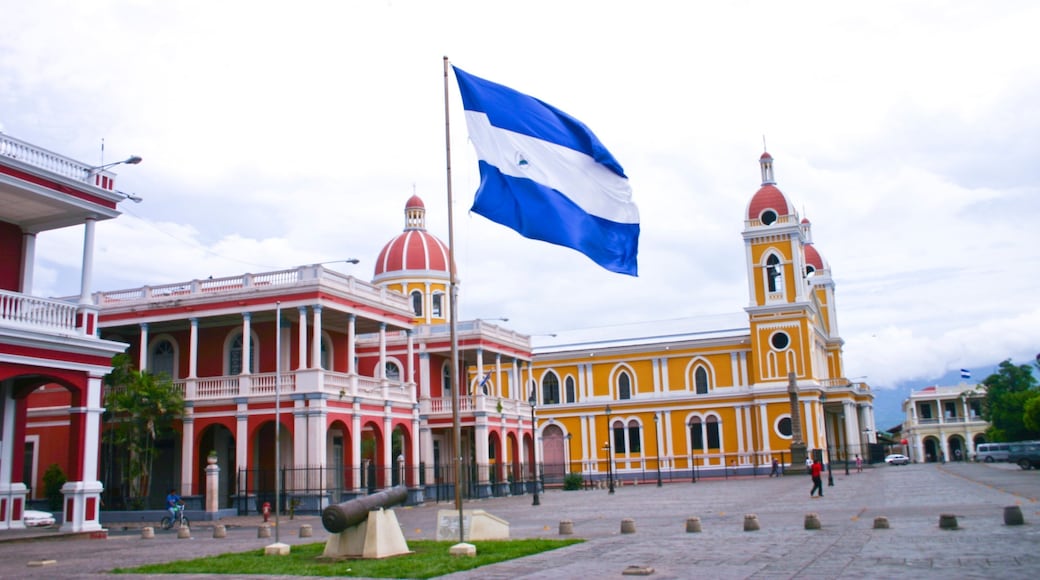 Granada featuring street scenes and a city