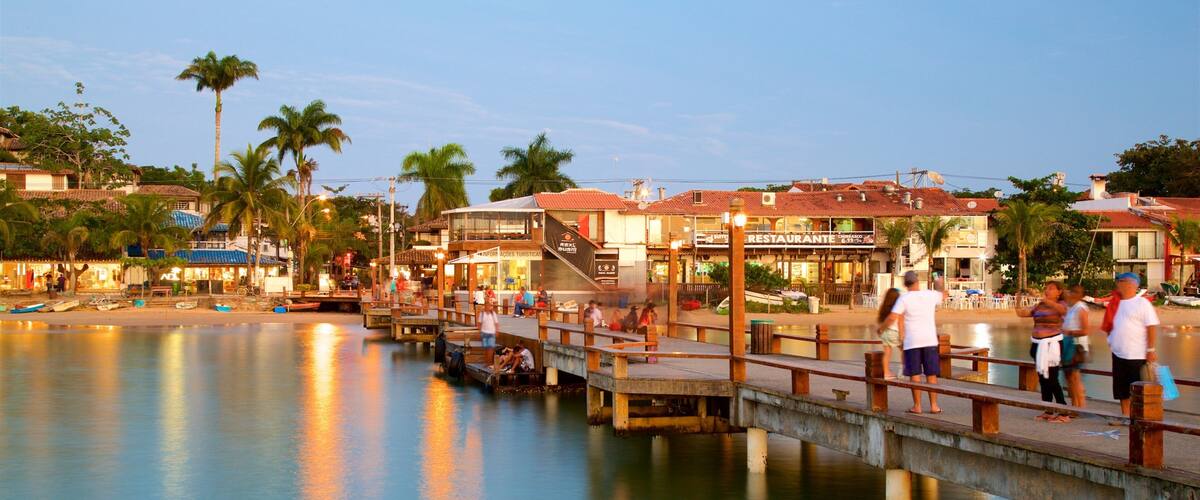 Búzios qui includes ville côtière et vues littorales aussi bien que petit groupe de personnes