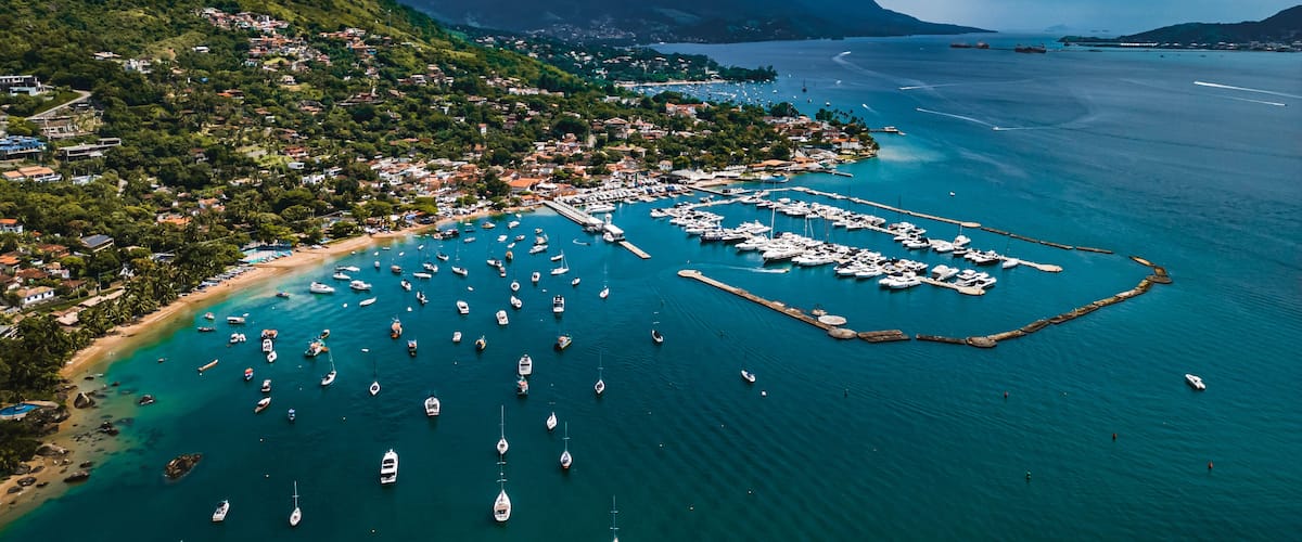 Ilhabela Ilha Litoral Paulista São Paulo Brasil Praia São Sebastião Veleiro Barco Barcos Oceano Mar Marina Iate Viagem Turismo Natureza Costa Tropical Paraíso Porto Feiticeira Castelhanos Verão Sol