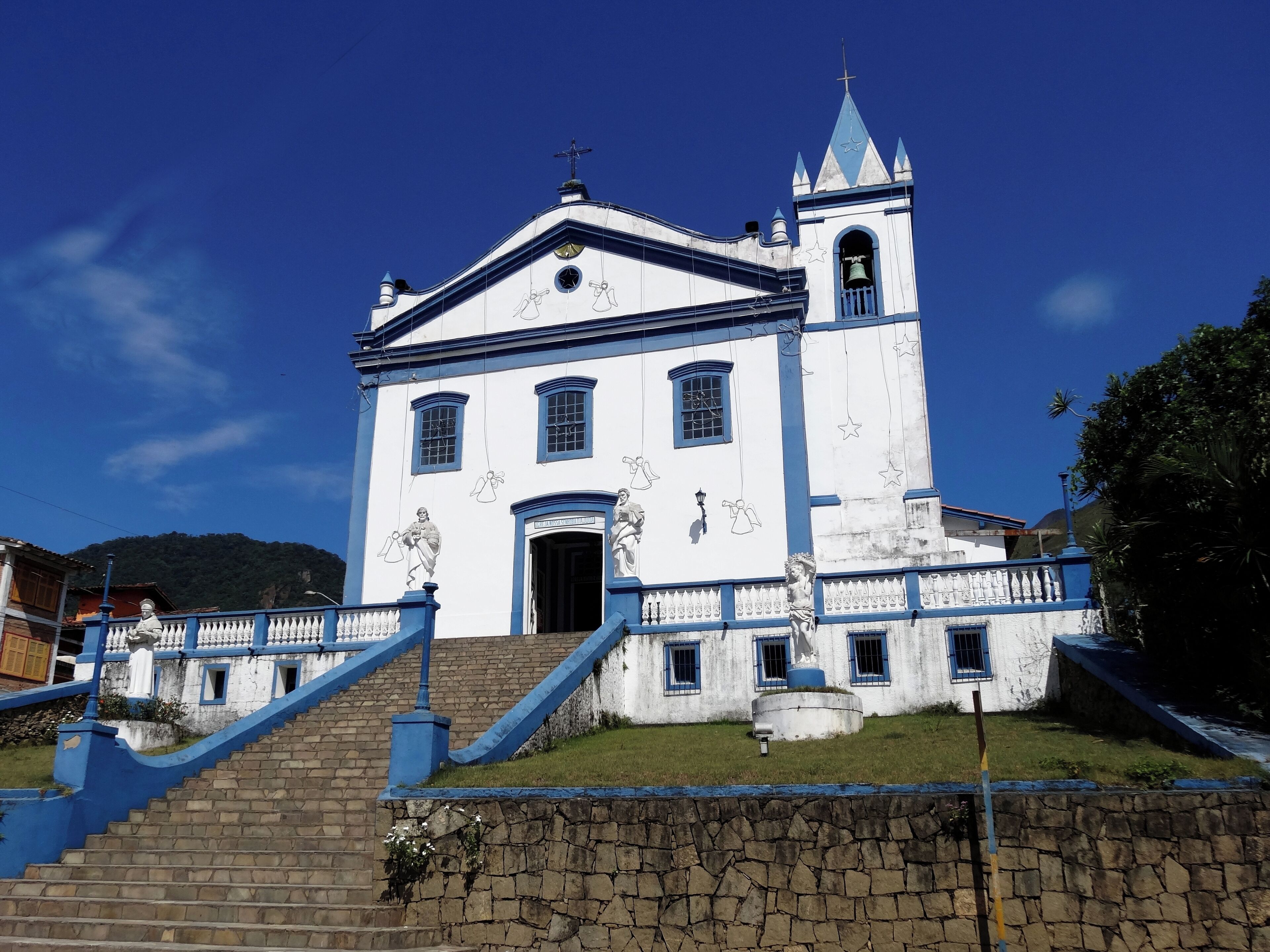 Beautiful church in Portuguese colonial style. It was inaugurated in 1806 and later reformed in the 20th century. It keeps inside a beautiful panel dedicated to Nossa Senhora D'Ajuda. Every year, in February, there is a great party dedicated to the patroness with quermesses and typical foods. On its exterior stand out for the statue of Christ crucified at the base of the staircase.