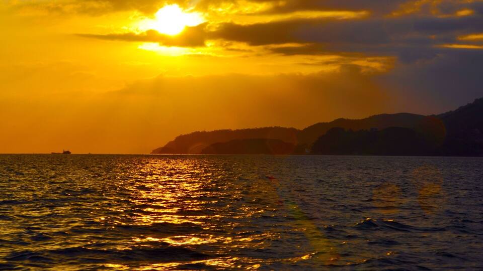The northern coast of the state of São Paulo, Brazil, is certainly too underestimated when it comes to beaches. Many - maybe most - proud paulistas often disdain the beaches in in the neighbour state of Rio de Janeiro and strongly believe that São Paulo's beaches to be more beautiful than those in Rio. In fact, they are right! You can verify it, for example, when you're on the ferry that links the cities of São Sebastião and Ilhabela.
#GoldenHour #waterlust #colorful
See: www.flickr.com/ddfcarvalho