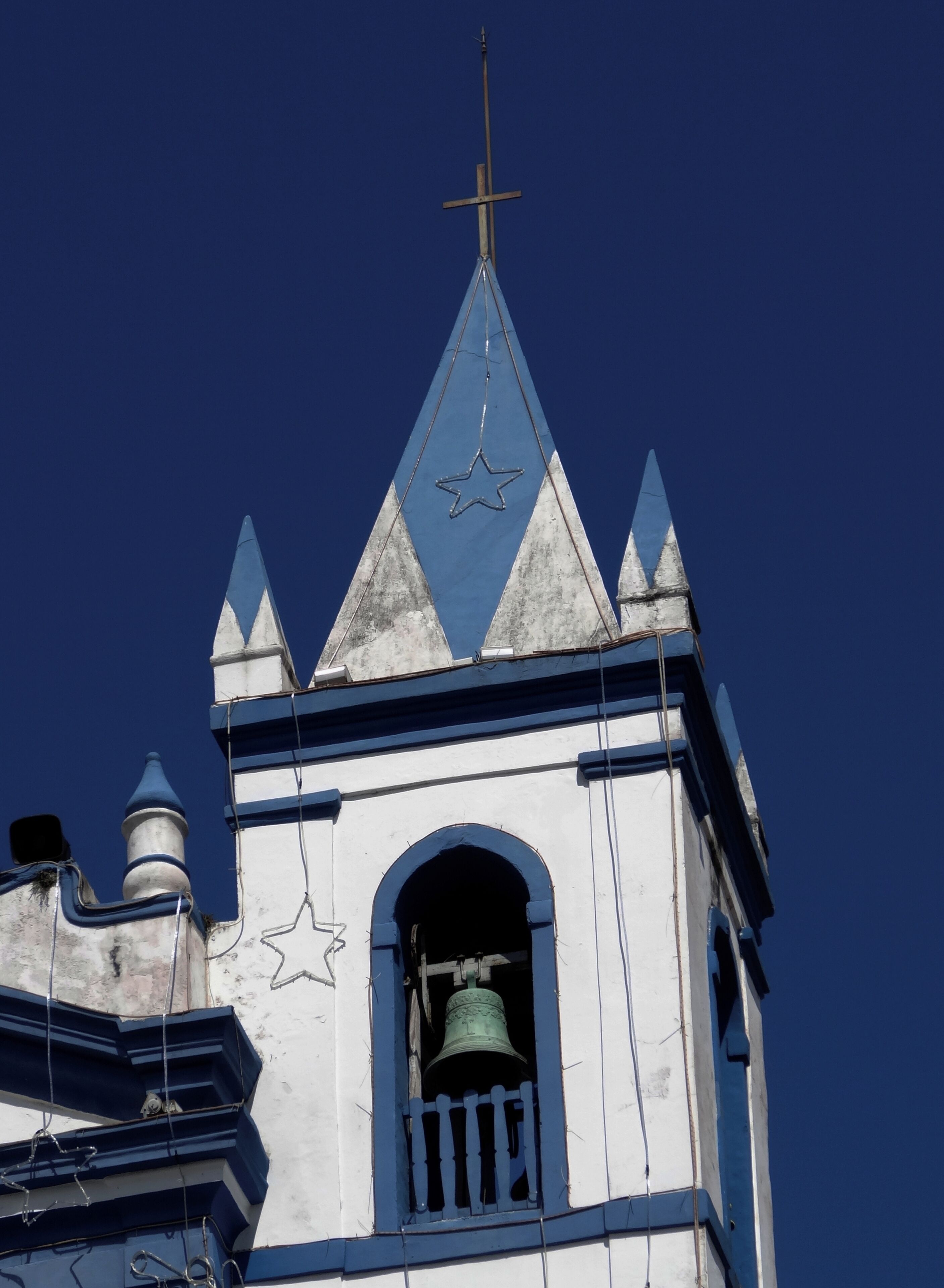 #Ilhabela #SaoPaulo

Bela igreja em estilo colonial português. Foi inaugurada em 1806 e posteriormente reformada no século XX. Guarda no seu interior um bonito painel dedicado a Nossa Senhora D’Ajuda. Todo ano, em fevereiro, se faz uma grande festa dedicada à padroeira com quermesses e comidas típicas. No seu exterior destaque para a estátua de Cristo crucificado na base da escadaria.

Beautiful church in Portuguese colonial style. It was inaugurated in 1806 and later reformed in the 20th century. It keeps inside a beautiful panel dedicated to Nossa Senhora D'Ajuda. Every year, in February, there is a great party dedicated to the patroness with quermesses and typical foods. On its exterior stand out for the statue of Christ crucified at the base of the staircase.