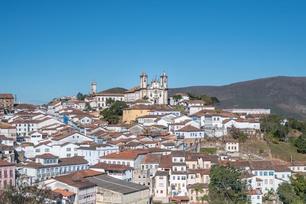 #likealocal
From afar you can see the imposing Nossa Senhora do Carmo Church, one of the main tourist attractions located in the central part of the city.
Ouro Preto is a historic city full of cultural attractions. There you can find winding streets, centenary churches, old houses and many places that are part of the time of the discovery of Brazil. If you are passionate about history there is it possible to hire a guide and know details of each place visited and besides beautiful photos you will get out of there with amazing content!