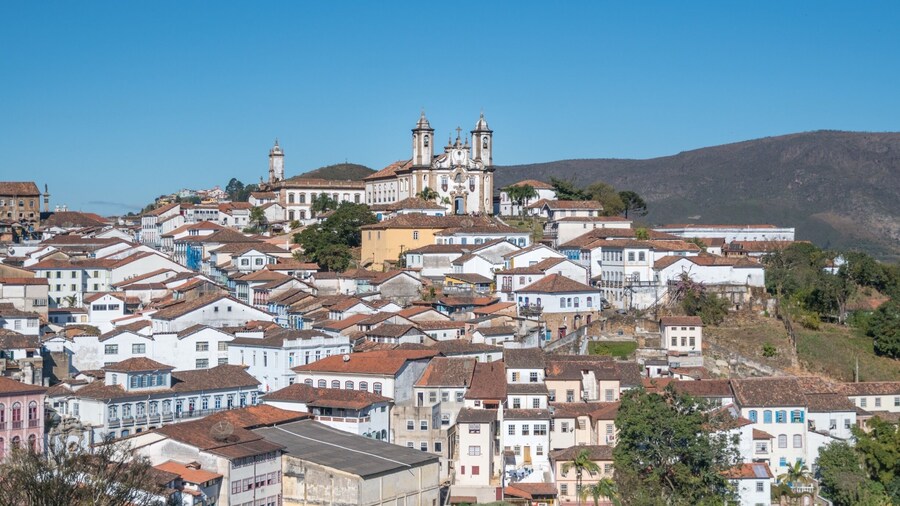 #likealocal
From afar you can see the imposing Nossa Senhora do Carmo Church, one of the main tourist attractions located in the central part of the city.
Ouro Preto is a historic city full of cultural attractions. There you can find winding streets, centenary churches, old houses and many places that are part of the time of the discovery of Brazil. If you are passionate about history there is it possible to hire a guide and know details of each place visited and besides beautiful photos you will get out of there with amazing content!