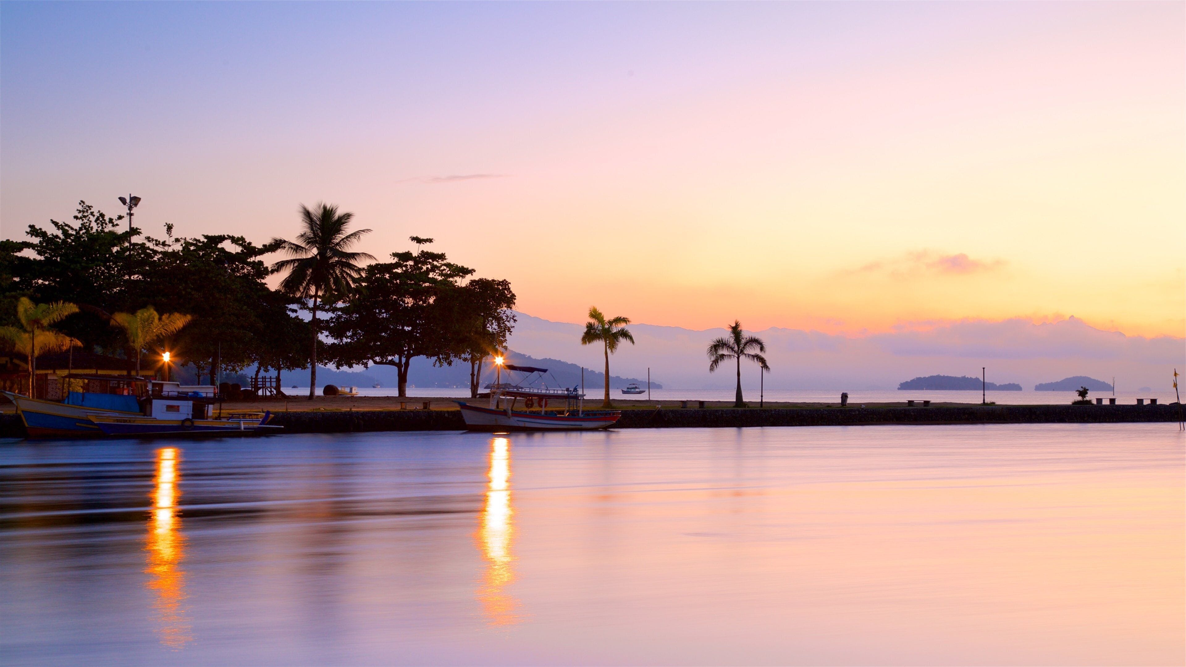 Paraty fasiliteter samt kyst og solnedgang