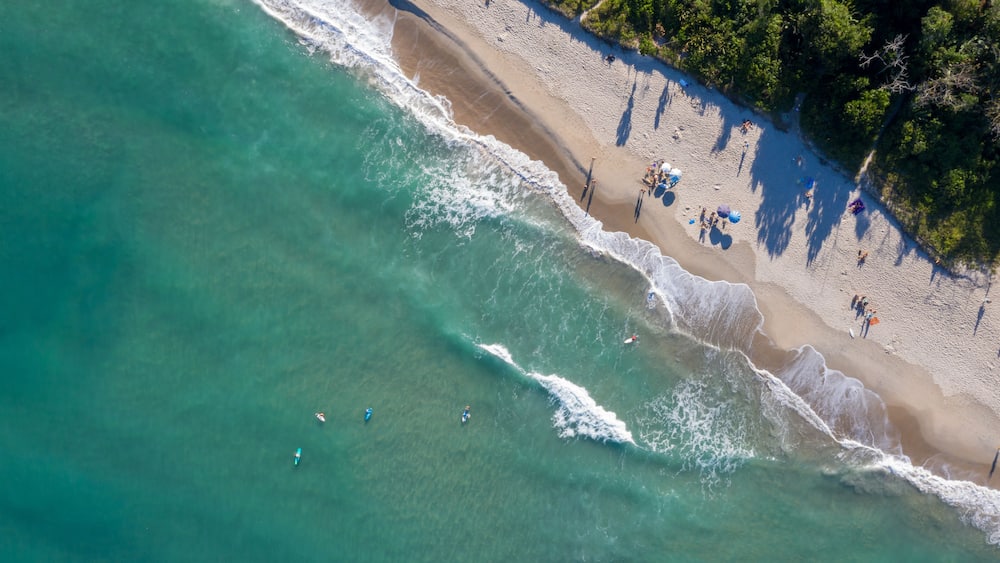 imagem aérea da linda praia de Toninhas em Ubatuba, litoral de São Paulo. Fotos vistas por cima e feitas com drone. Natureza, Mata Atlantica e Serra do Mar.