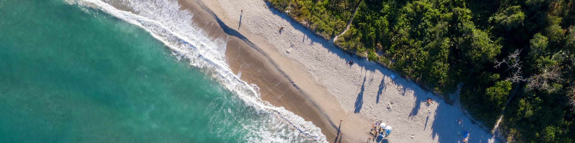 imagem aérea da linda praia de Toninhas em Ubatuba, litoral de São Paulo. Fotos vistas por cima e feitas com drone. Natureza, Mata Atlantica e Serra do Mar.