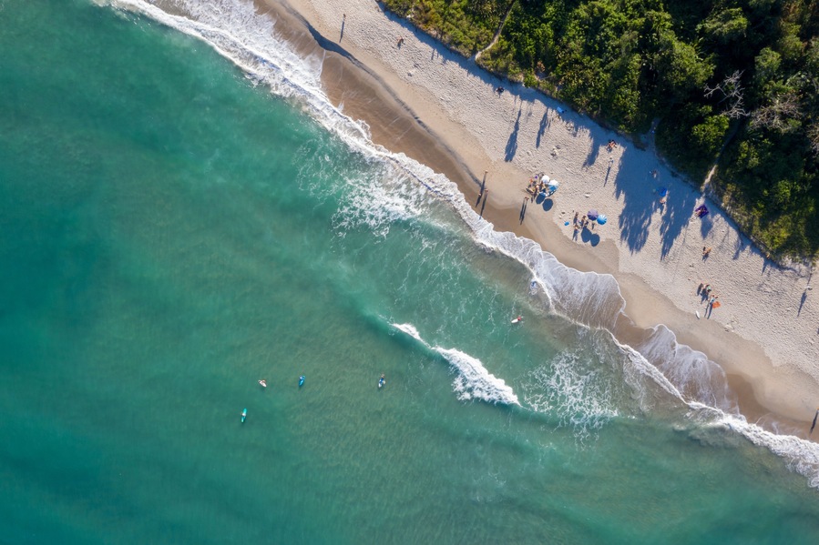 imagem aérea da linda praia de Toninhas em Ubatuba, litoral de São Paulo. Fotos vistas por cima e feitas com drone. Natureza, Mata Atlantica e Serra do Mar.