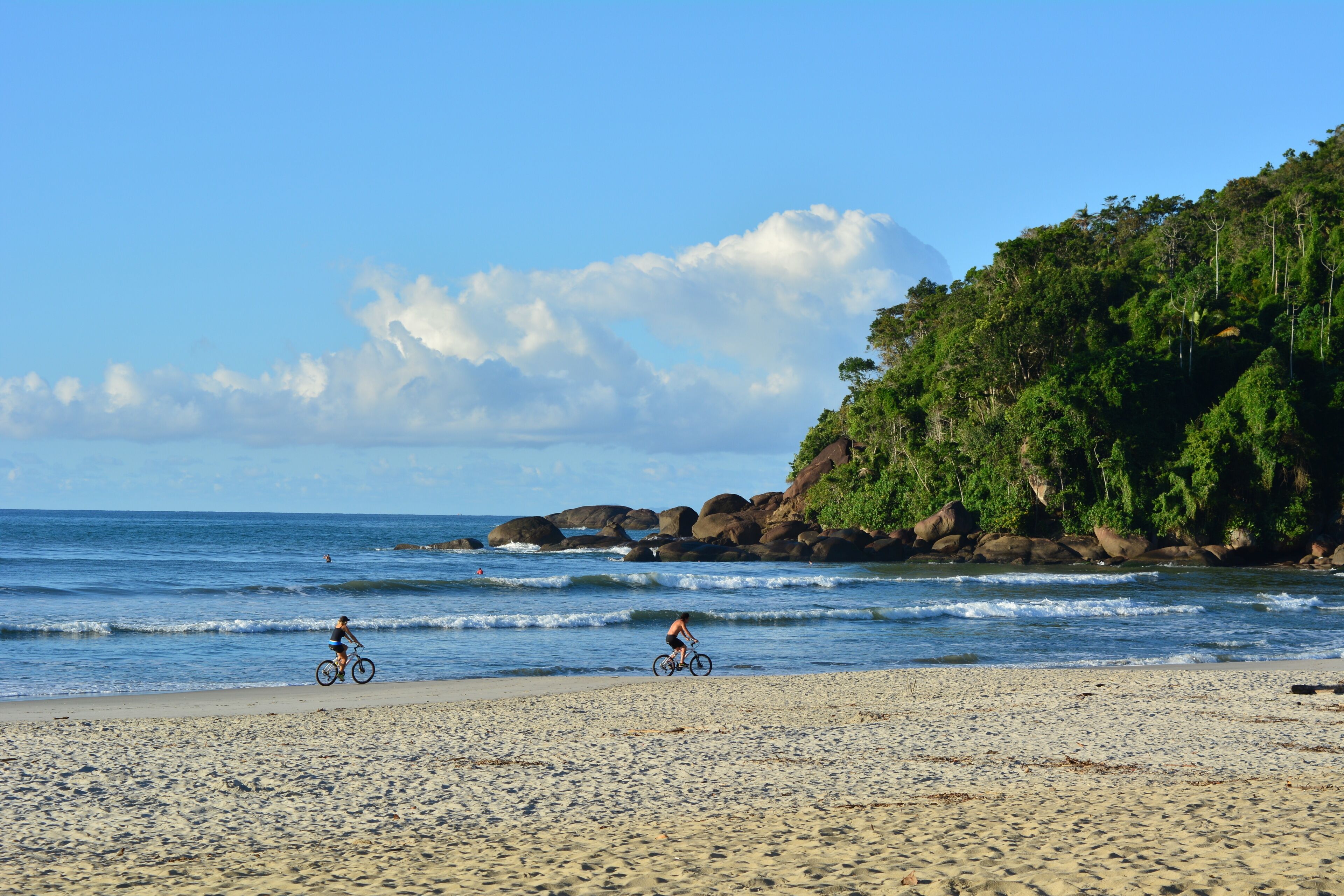 Manhã de sol na praia Itamambuca, em Ubatuba, SP, Brasil