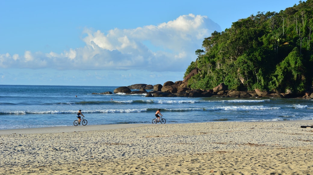 Manhã de sol na praia Itamambuca, em Ubatuba, SP, Brasil