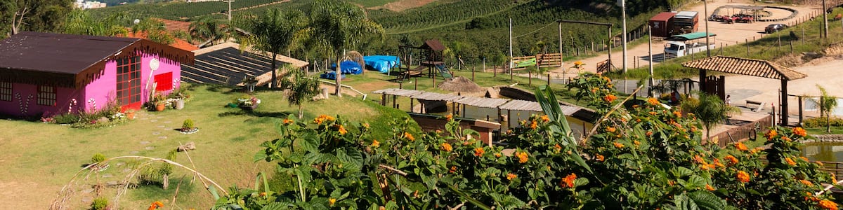 Paisagem das serras e céu do município de Serra Negra interior de São Paulo, Brasil