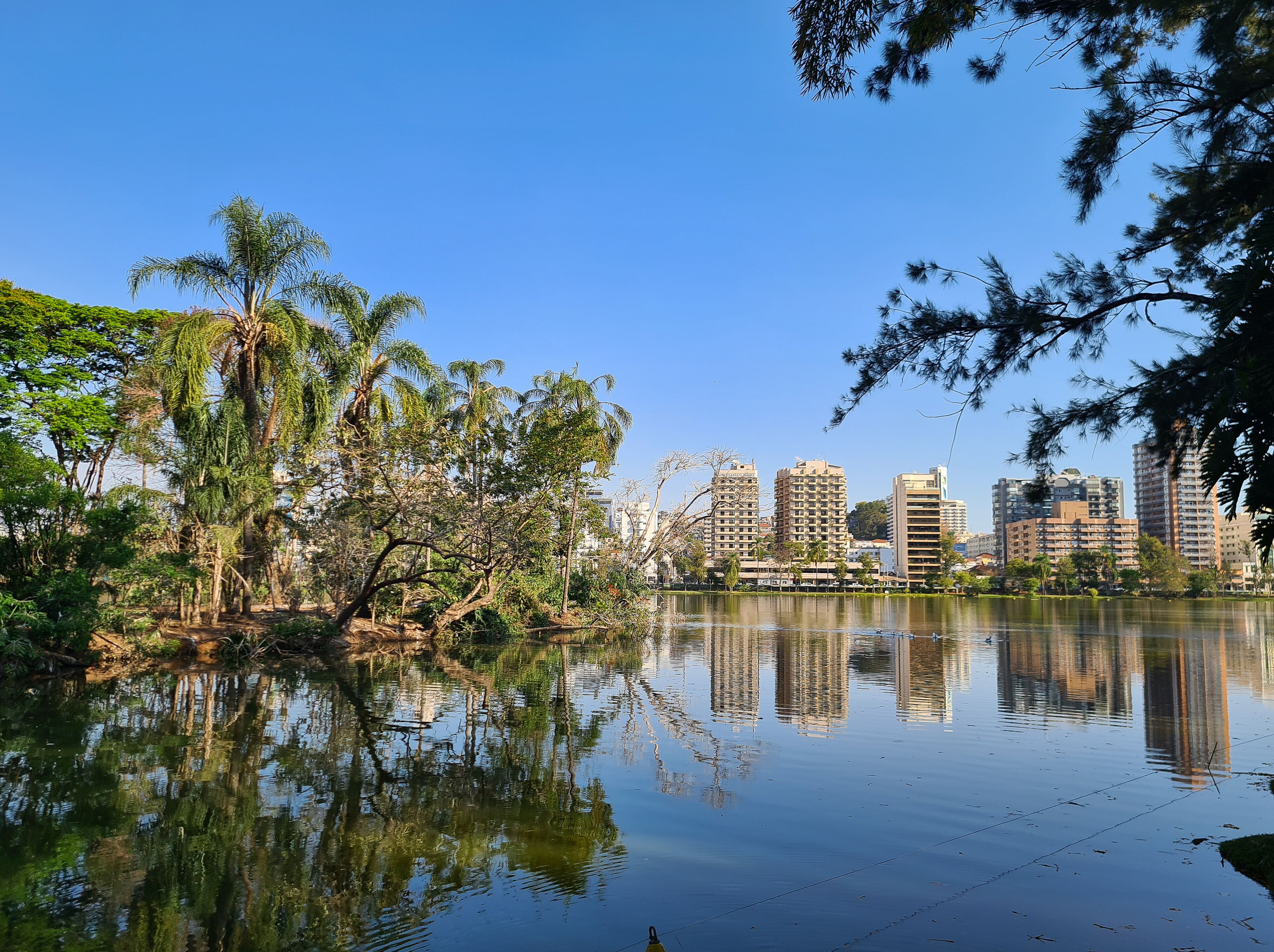 Lake in the water park of the city of São Lourenço with residential buildings in the background.