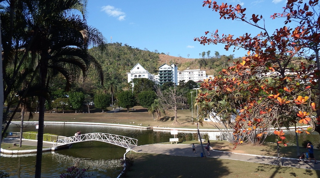 Estância hidromineral do estado de São Paulo, com seus lago e hotéis. Hydromineral resort of the state of São Paulo-Brazil, with its lake and hotels.