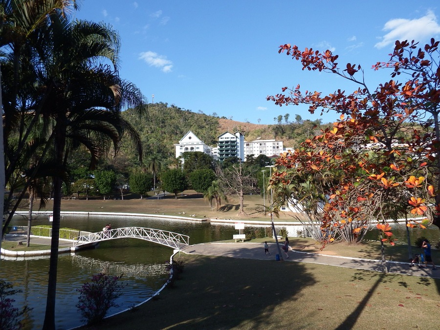 Estância hidromineral do estado de São Paulo, com seus lago e hotéis. Hydromineral resort of the state of São Paulo-Brazil, with its lake and hotels.