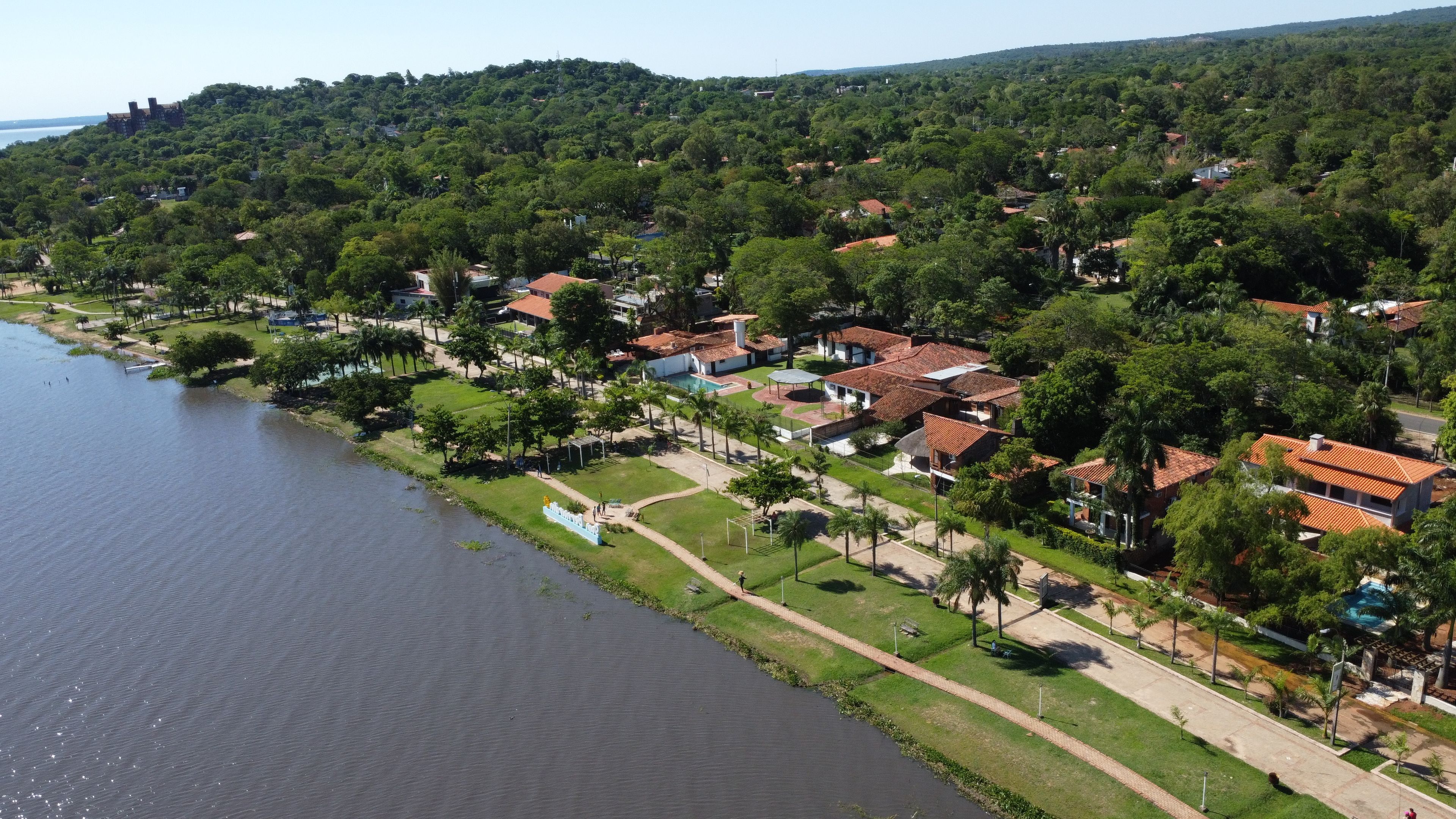 Vista aérea de San Bernardino, Paraguay, con su lago y playa Drone paisaje