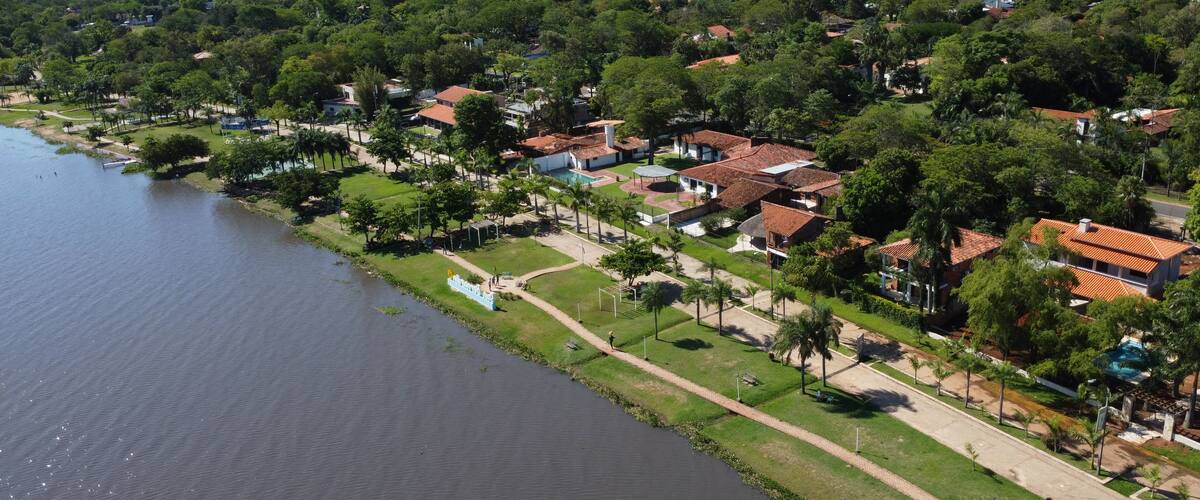 Vista aérea de San Bernardino, Paraguay, con su lago y playa Drone paisaje
