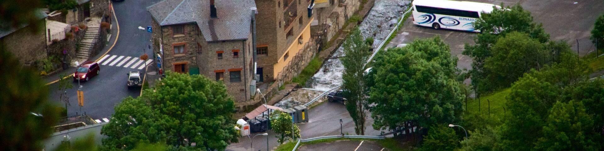 Arinsal ofreciendo una ciudad y imágenes de calles