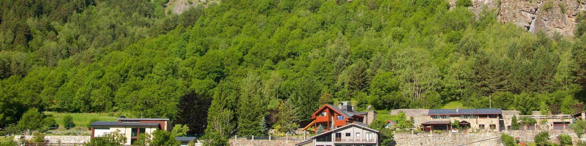 Arinsal featuring a small town or village, mountains and tranquil scenes