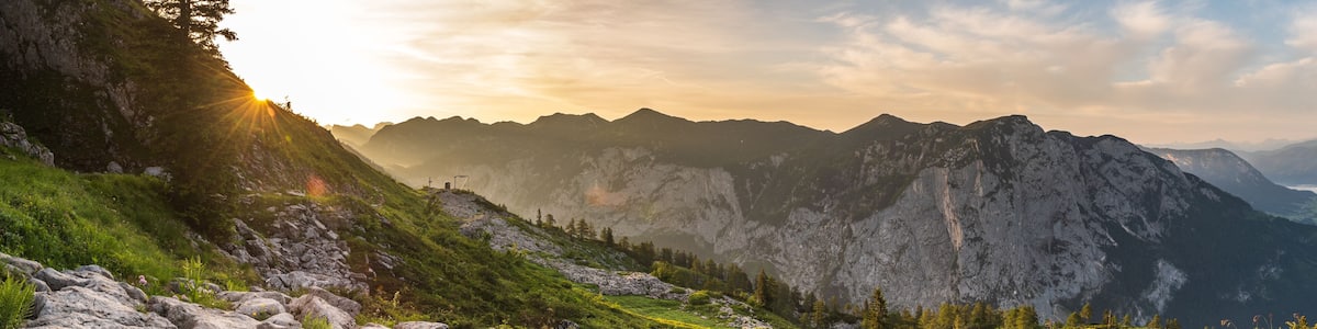 Sonnenaufgang am Loser im Ausseerland im Frühsommer mit einer Alm im Vordergrund und Blick in die Weite