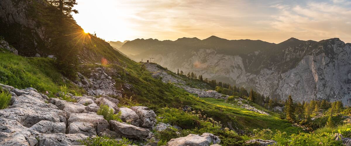 Sonnenaufgang am Loser im Ausseerland im Frühsommer mit einer Alm im Vordergrund und Blick in die Weite