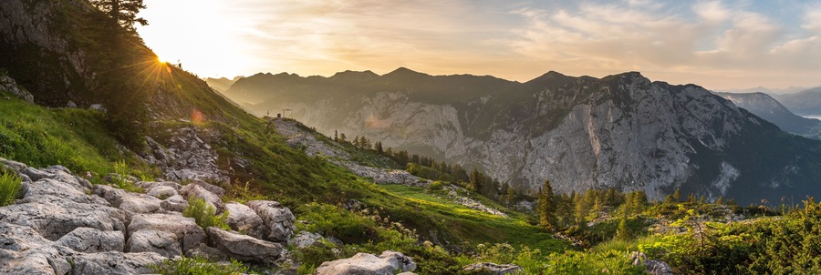 Sonnenaufgang am Loser im Ausseerland im Frühsommer mit einer Alm im Vordergrund und Blick in die Weite