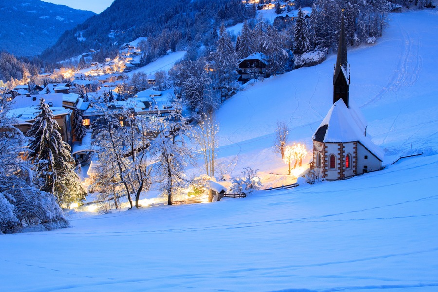Kirche von St. Kathrein in Bad Kleinkirchheim/Kärnten/Austria bei Nacht und Winter