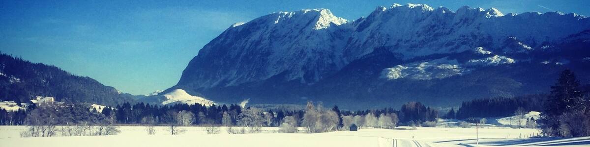 cross-country skiing with a view of the grimming
