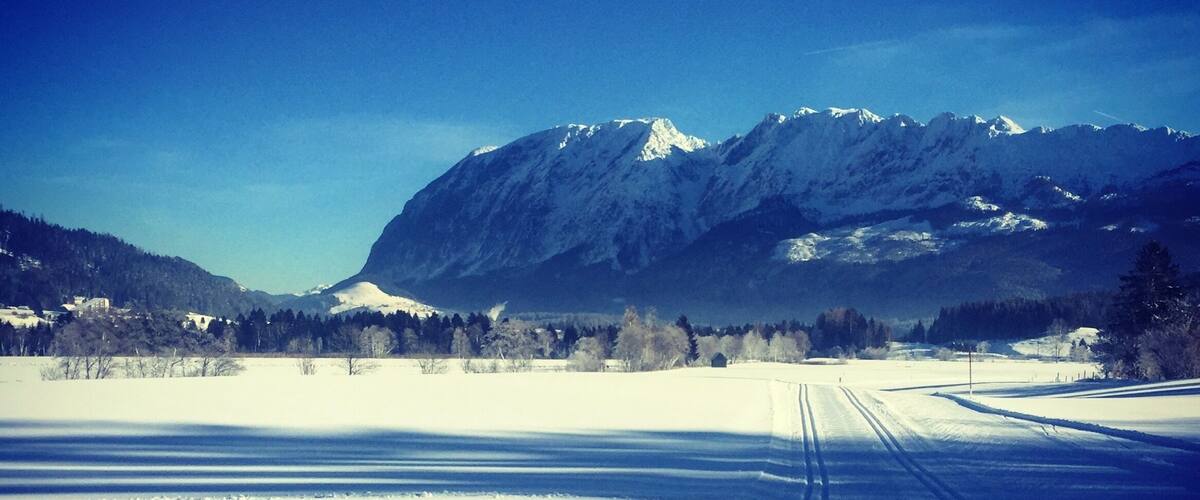 cross-country skiing with a view of the grimming